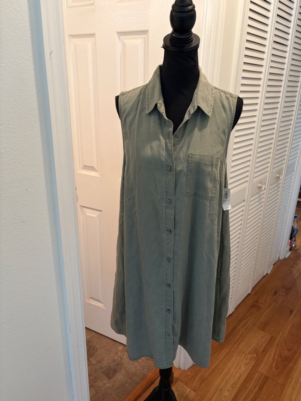 Old Navy Sleeveless Button-Down Shirt Dress in Olive